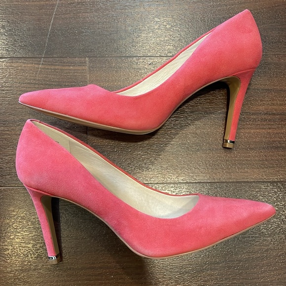 Kenneth Cole Riley Pump - Picture 2 of 2